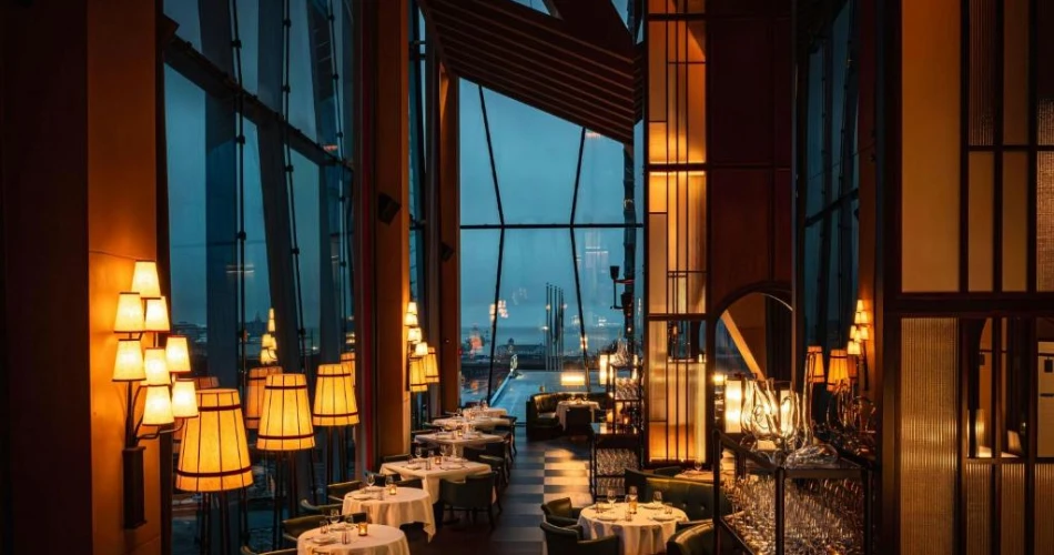 Luxury and Relaxation: Hotels Near Navy Pier Featuring Refreshing Pools