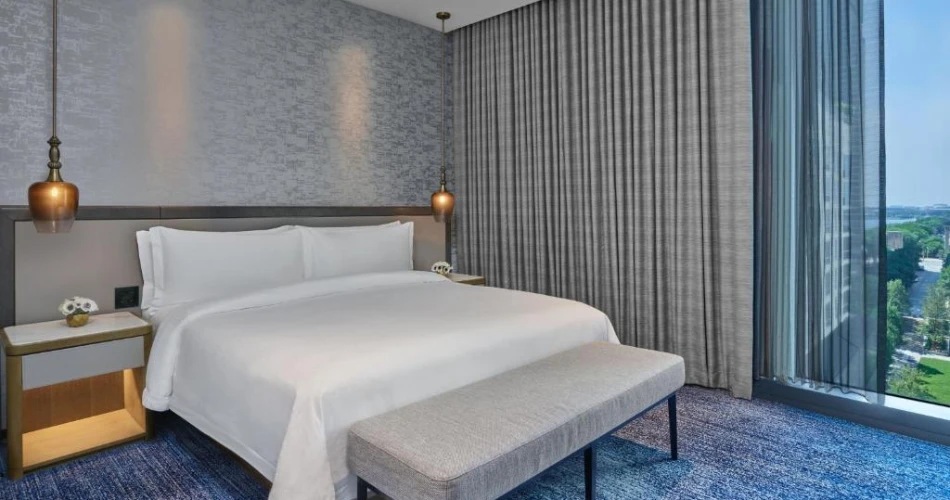 Chicago’s Waterfront Gems: 14 Hotels Near Navy Pier You’ll Love
